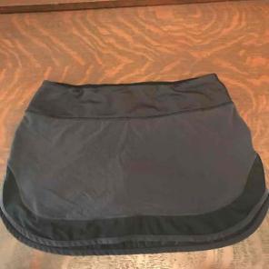 Black lululemon hot hotty skirt size 6