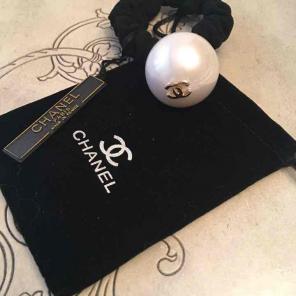CHANEL VIP BIG PEAR HAIR SCRUNCHIE WHITE