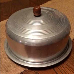 Covered aluminum cake carrier Vintage