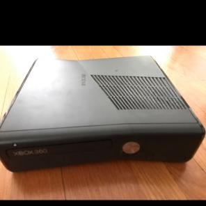 Xbox 360 + 20 Extra Game W/ 2 Cotrollers