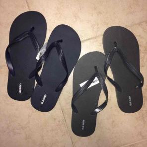 NWT men's flip flops 10-11!