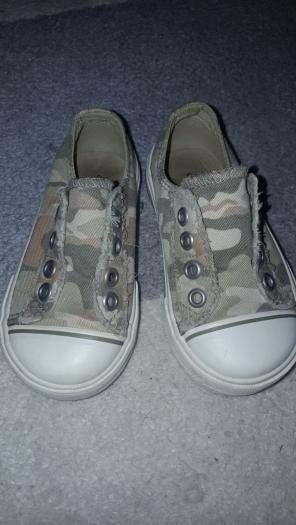 Camo shoes sz 6 slip on