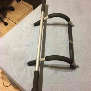 Iron gym pull up bar