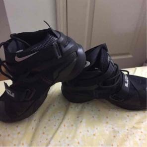 Nike Lebrons soldier 9 black Size 6
