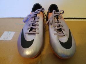 Nike cleats size: 6Y