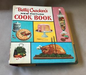 ANTIQUE Betty Crocker Cookbook 1961 C