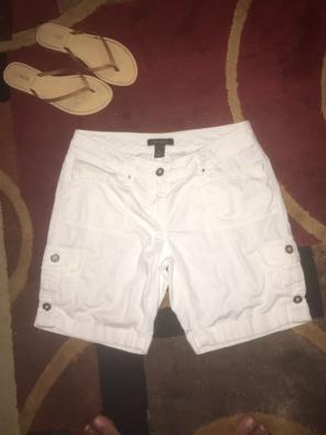 WHITE HOUSE/BLACK MARKET CARGO SHORTS