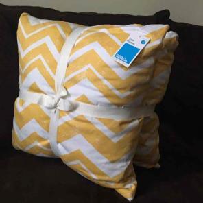 NWT 2 Toss Throw Decor Pillows Pair 18"