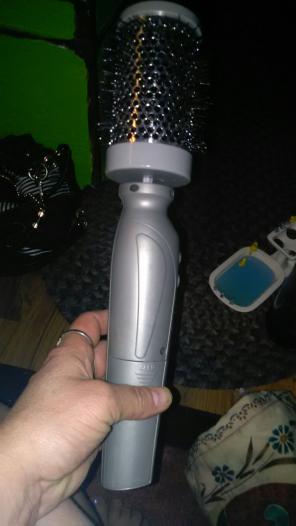 Rotating styling brush