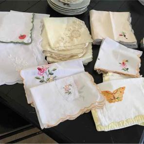 Vintage linens X34 Antique