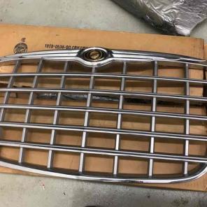 CHRYSLER 300 OEM CHROME GRILLE 2005-2010