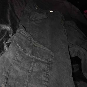 BLACK CARGO PANTS