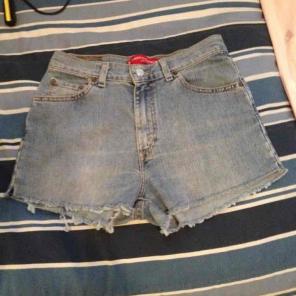 Size 8 Levi's cut off shorts