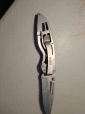 Gerber ripstop 1 , serrated folding knif