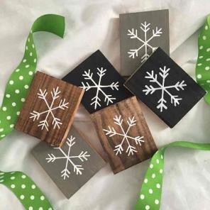Set of 2 snowflakes / wood signs