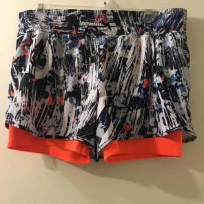 Gap gtrack 2-in-1 compression shorts