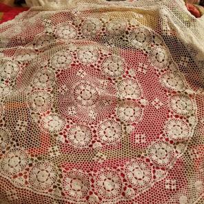 VINTAGE CROCHETED ROUND LACE TABLE CLOTH