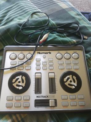 Numark Mixtrack Edge with Virtual DJ LE