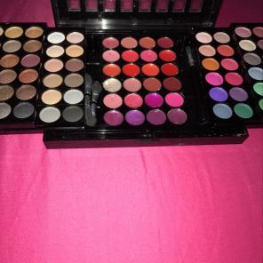 Amazing Eyeshadow & Lip Stick Kit!