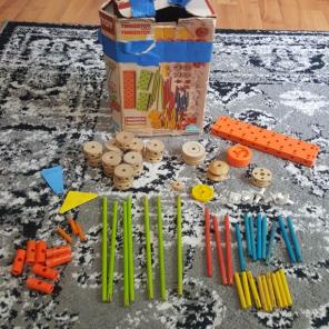 Vintage wooden tinkertoy playset