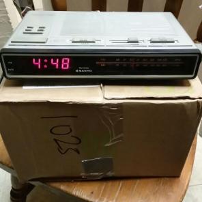 Sanyo Rm 6100 am/fm vintage clock radio