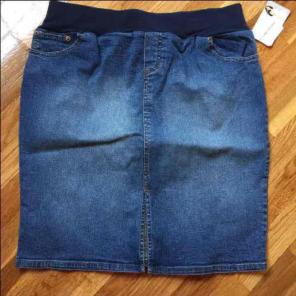 NEW Beautiful Maternity Skirt-L