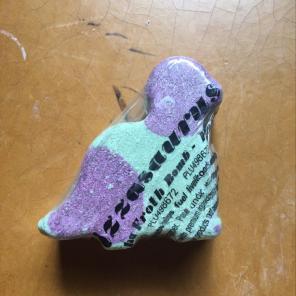 Dino bath bomb (one tear in the plastic)