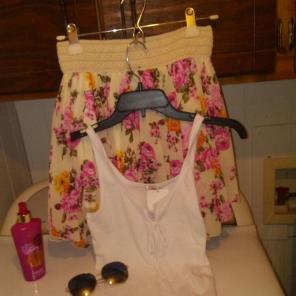 NWT.Bundle outfit fits a Med or a large