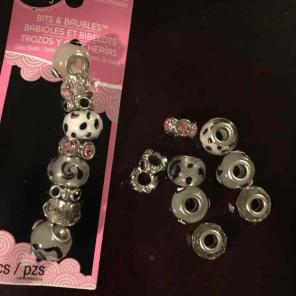 Jewels for necklaces or bracelets