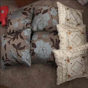 7 home pillows great Condition