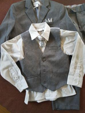 Boys 5 pc Charcoal Gray Suit Size 6