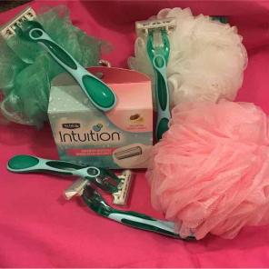 Schick razor, refill, scrub & wash kit