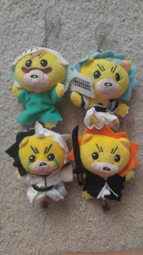 (Bleach) Kon in cosplay charms