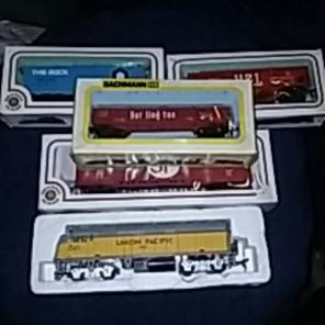 Ho Scale Train Lot 4 Cars 1 Engine