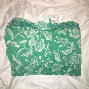 Sleeveless Hollister Crop Top (S)