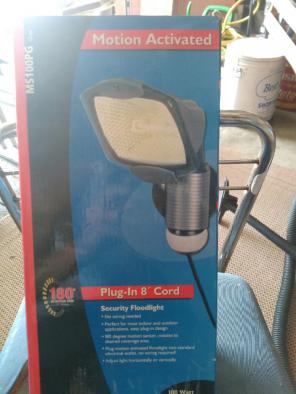 Cooper lighting plugin security light