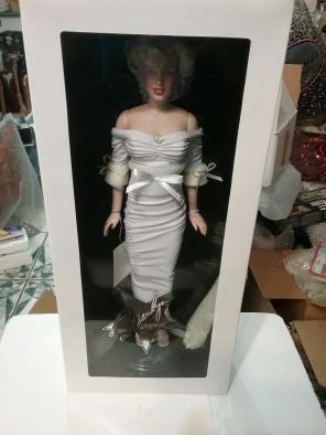 Marilyn monroe portrait doll