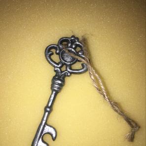 DECORATIVE METAL SKELETON KEY W TWINE