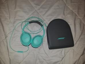 Mint Bose Headphones with carrying case!
