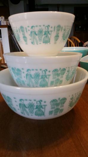 Pyrex amish butterprint mixing bowls