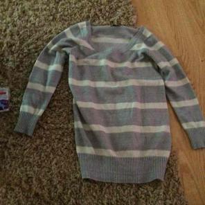 Sweater looks brand new no flaws