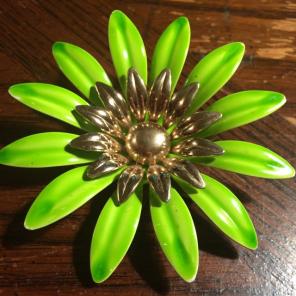 Sarah Coventry Lime VTG Flower Brooch