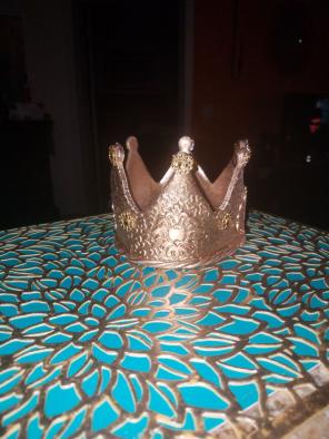Gold cold porcelain crown caketopper