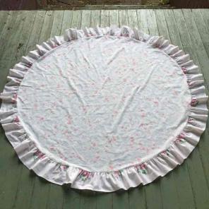 Vintage White/Pink Floral Tablecloth