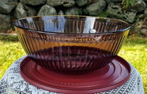 Rare cranberry Pyrex mixing bowl w/ lid