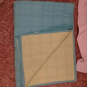 Twin reversible quilt