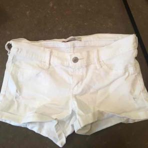 Hollister White Shorts Size 5 (27)