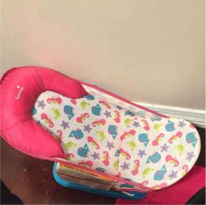 Baby's bathing tub