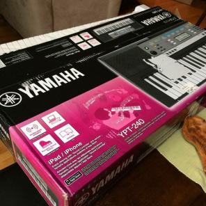 NEW Yamaha YPT-240 Keyboard