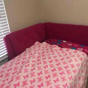 Girl twin bed / with mattress